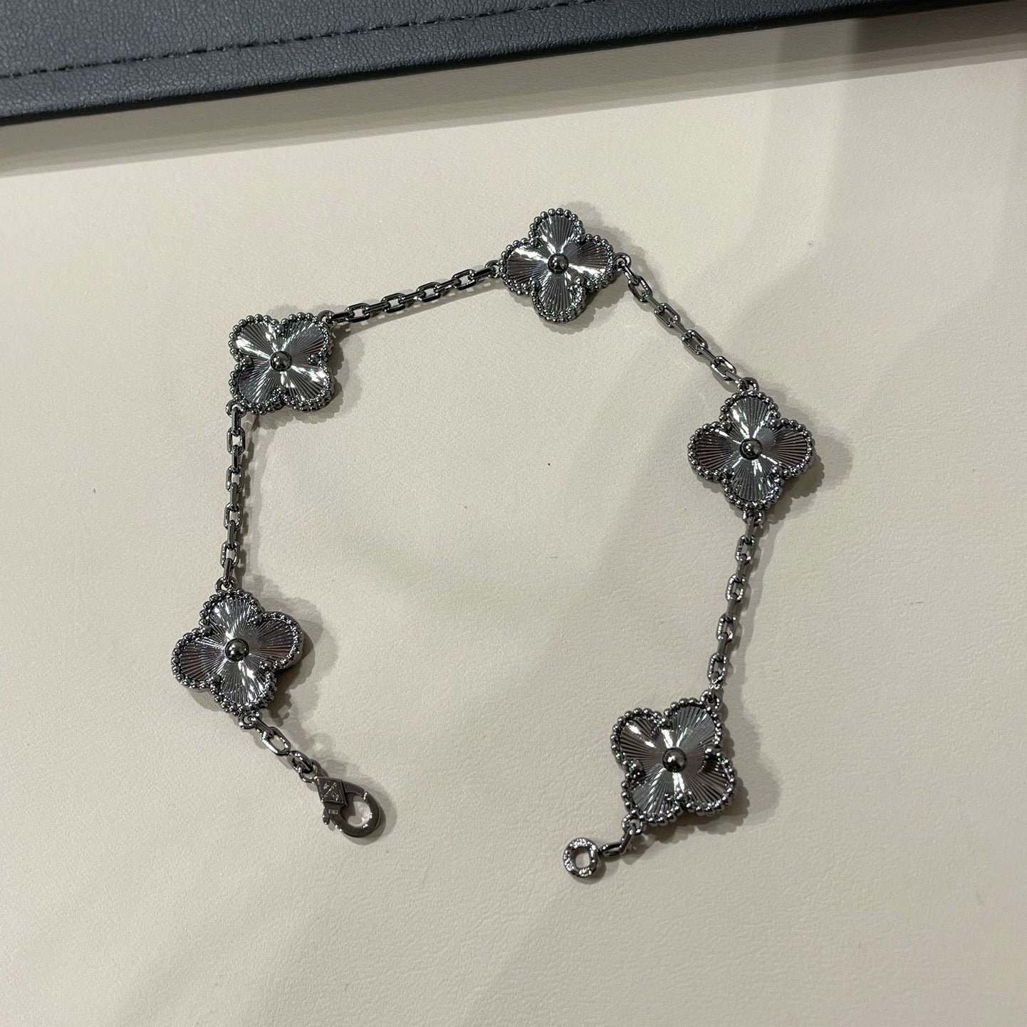 [Triumph Jewelry]CLOVER 5 MOTIF BLACK BRACELET