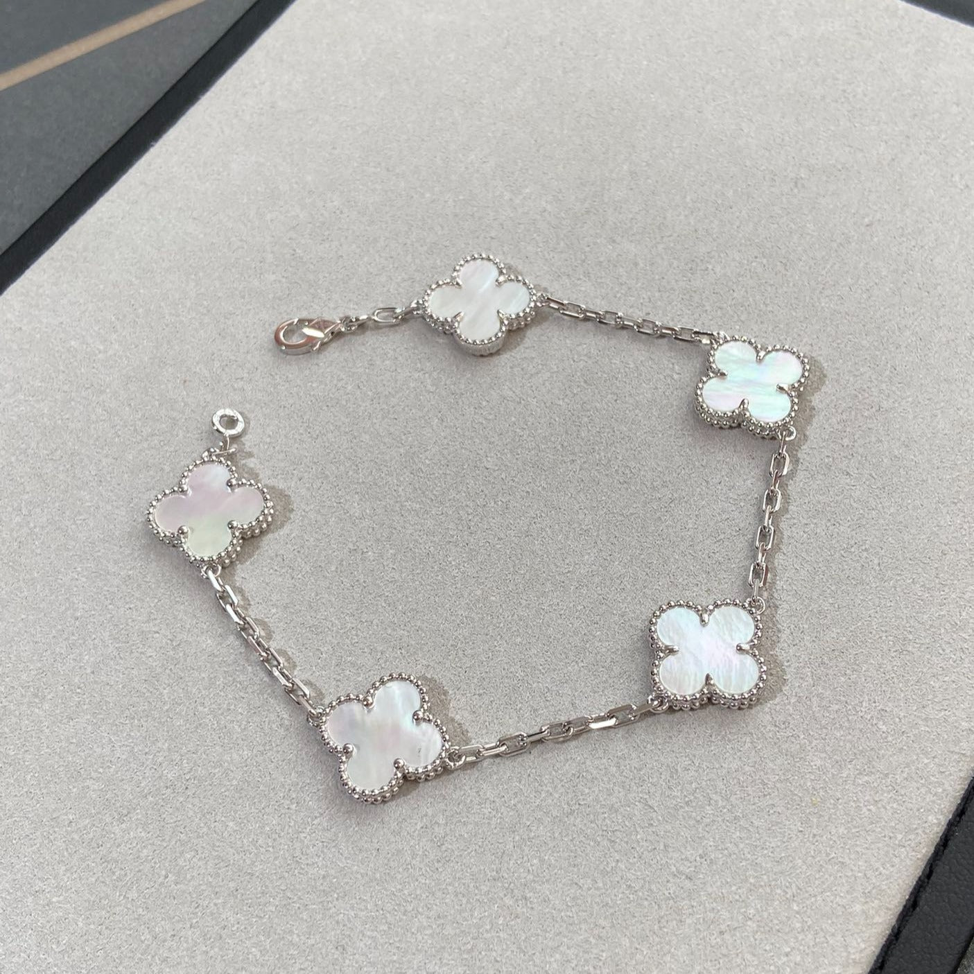 [Triumph Jewelry]CLOVER WHITE PEARL MOP 5 MOTIF BRACELET COLLECTION