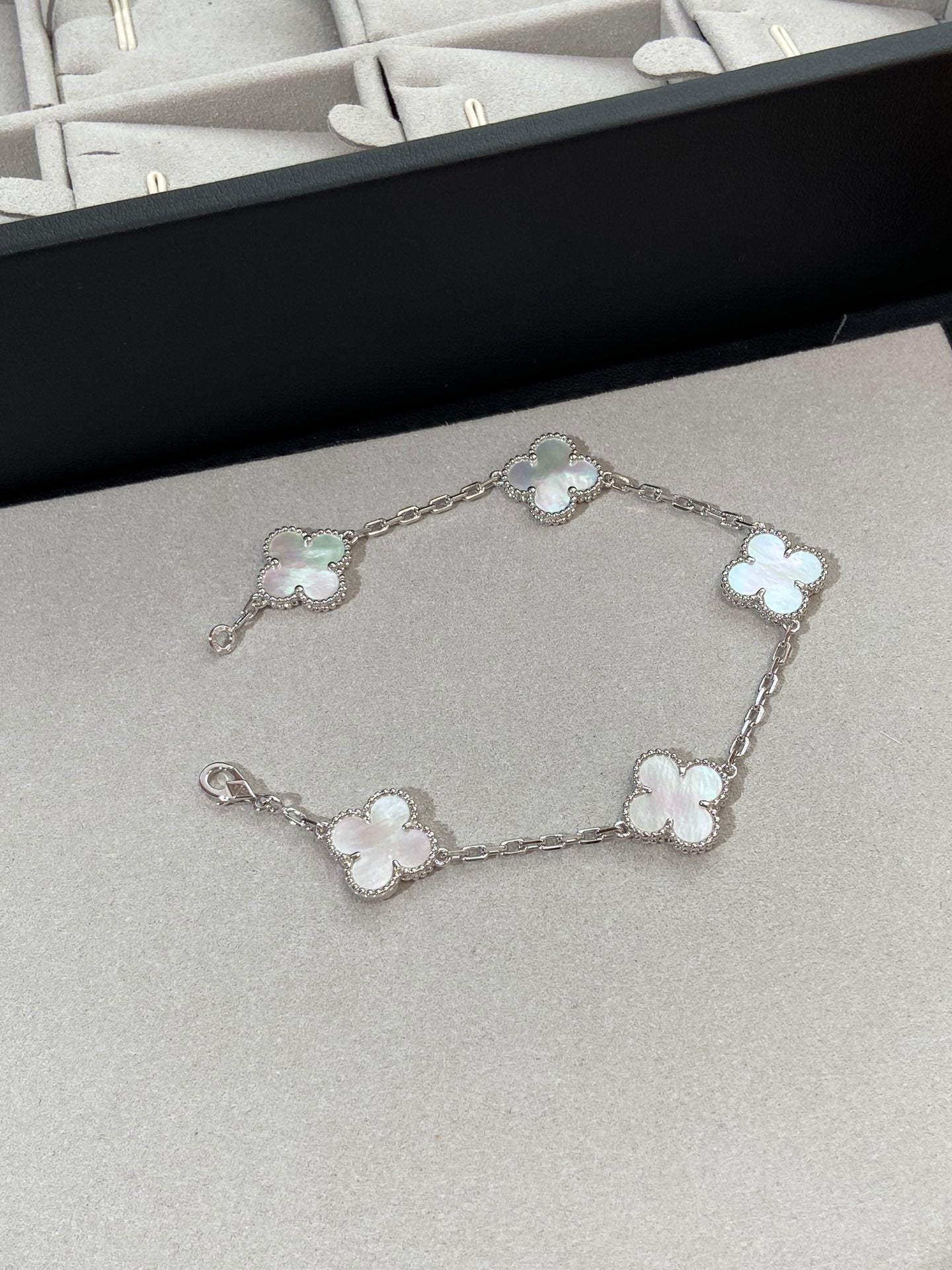 [Triumph Jewelry]CLOVER WHITE PEARL MOP 5 MOTIF BRACELET COLLECTION