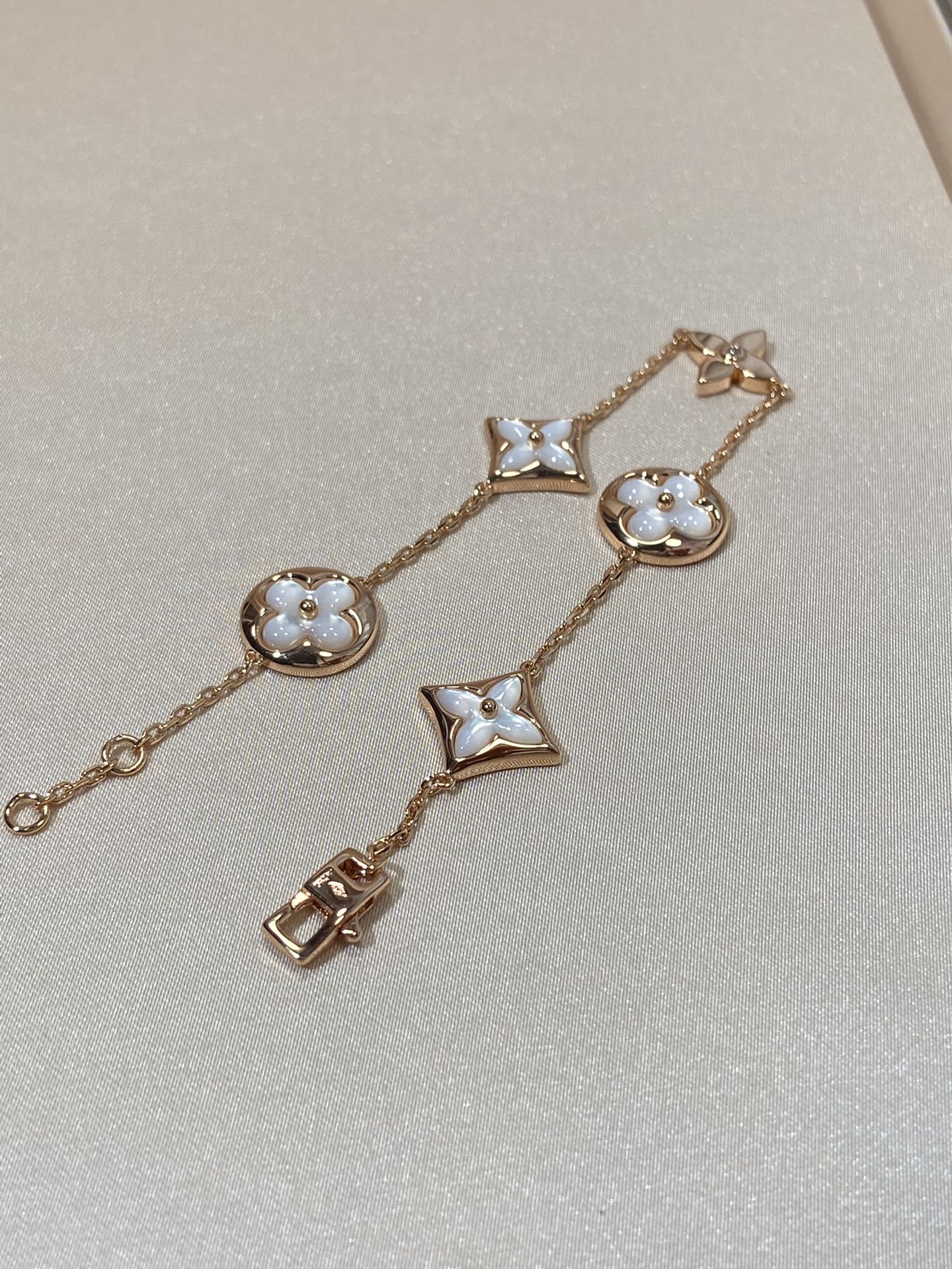 [Triumph Jewelry]STAR AND SUN 5 MOTIF MOP PINK GOLD BRACELET