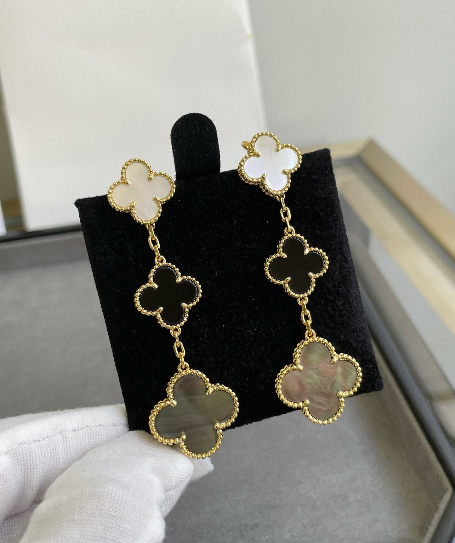 [Triumph Jewelry]CLOVER 3 MOTIF MOP ONYX DARK MOP PINK GOLD EARRINGS