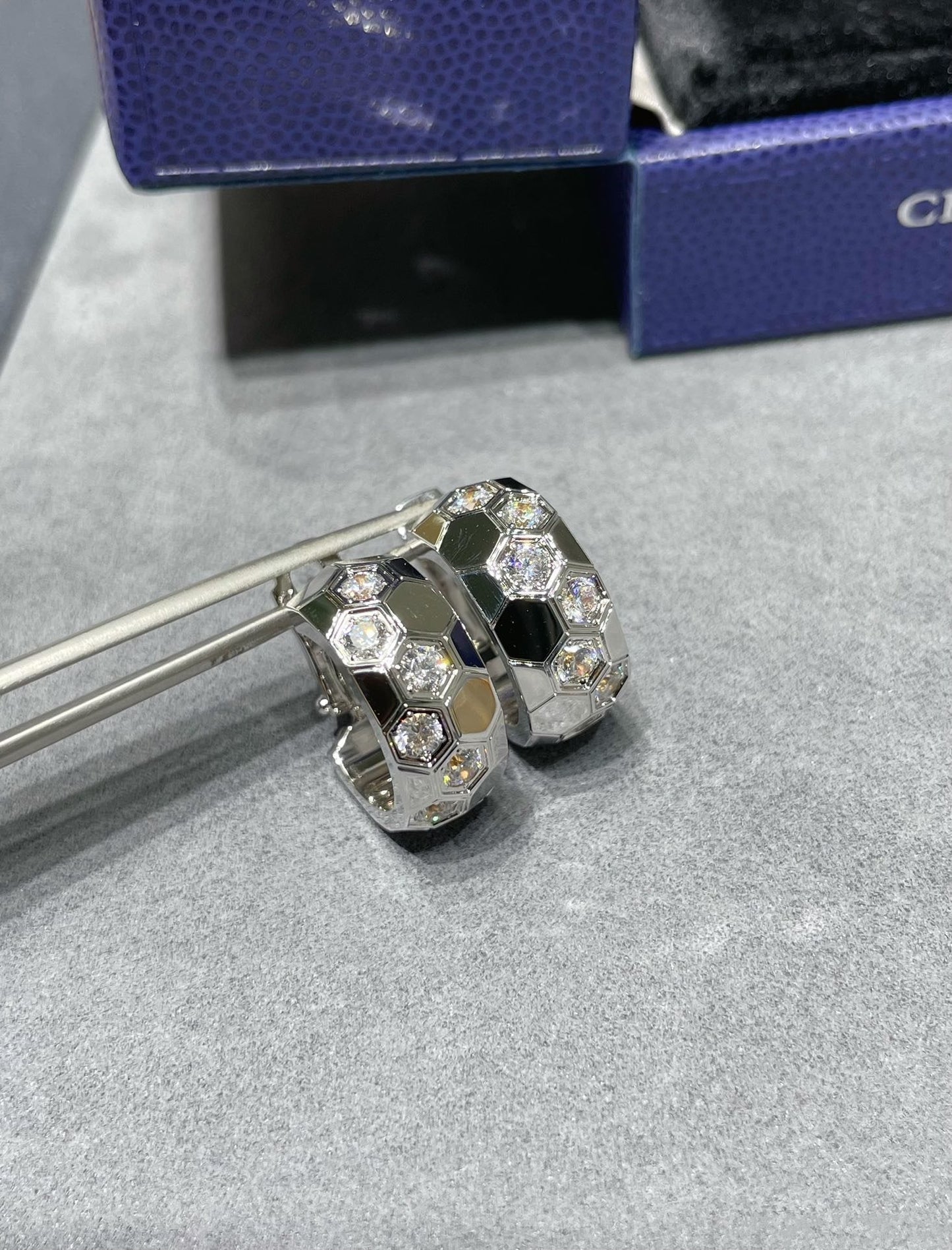 [Triumph Jewelry]BEE LOVE DIAMOND HOOP EARRINGS