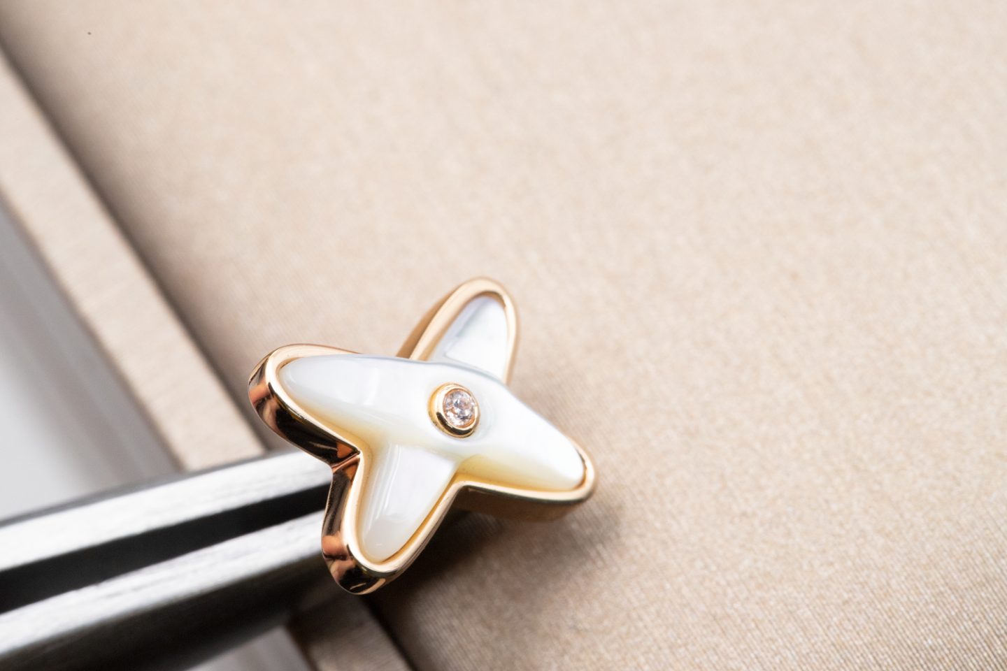[Triumph Jewelry]JEUX DE WHITE MOP ROSE GOLD DIAMOND EARRINGS
