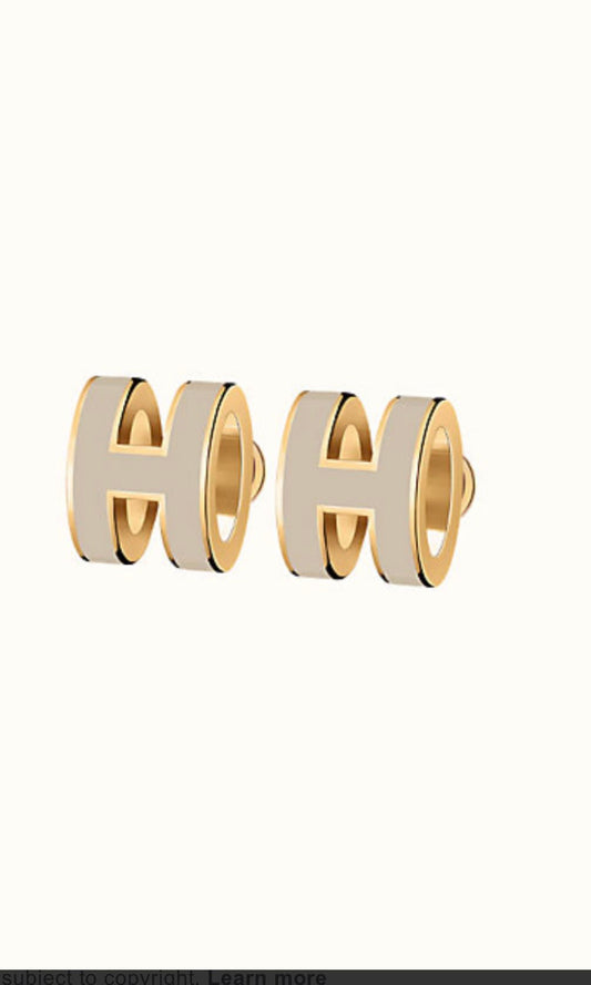 [Triumph Jewelry]MINI POP H GOLD EARRINGS GREY